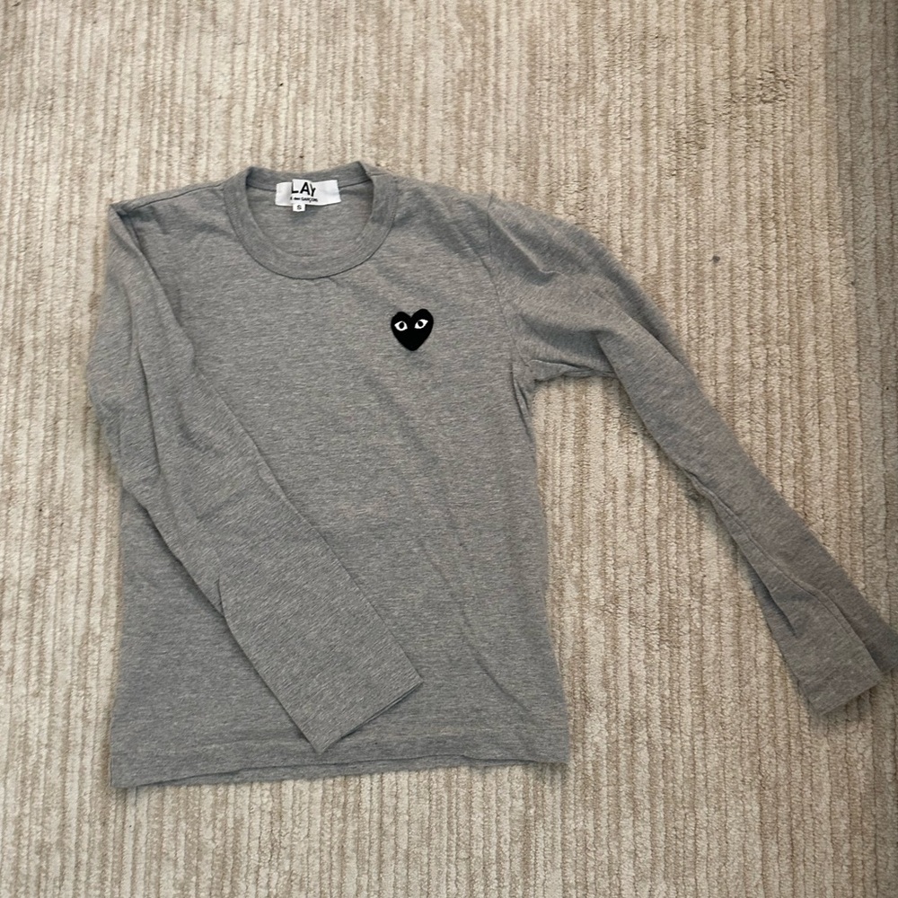 COMME DES GARCONS PLAY
BLACK HEART EMBLEM TEE - GREY